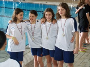 La staffetta mista A femmine dopo la premiazione (Cuzzani,Verasani,Cassani,Totti)